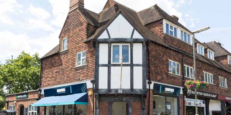 key streets and areas in hinchley wood for property