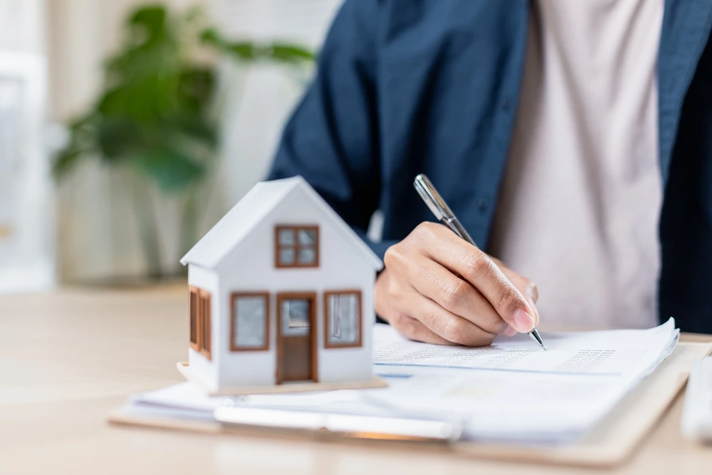 Guide to Selling & Buying a House at the Same Time in Surrey